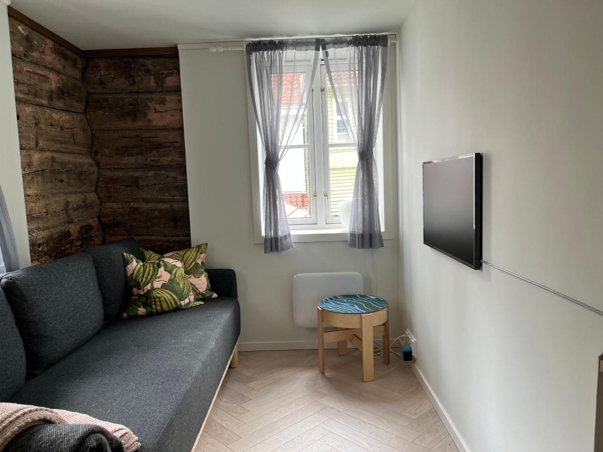 Entire Renovated Apartment From 1780 With Kitchen, Bath, Bedroom, And Living Room In Skuteviken ベルゲン エクステリア 写真