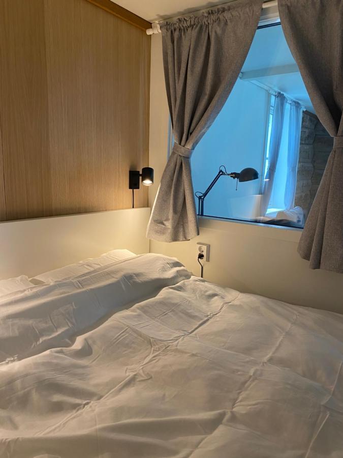 Entire Renovated Apartment From 1780 With Kitchen, Bath, Bedroom, And Living Room In Skuteviken ベルゲン エクステリア 写真