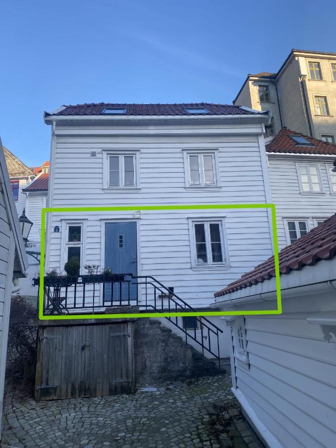 Entire Renovated Apartment From 1780 With Kitchen, Bath, Bedroom, And Living Room In Skuteviken ベルゲン エクステリア 写真