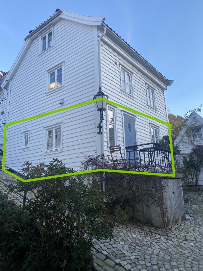 Entire Renovated Apartment From 1780 With Kitchen, Bath, Bedroom, And Living Room In Skuteviken ベルゲン エクステリア 写真