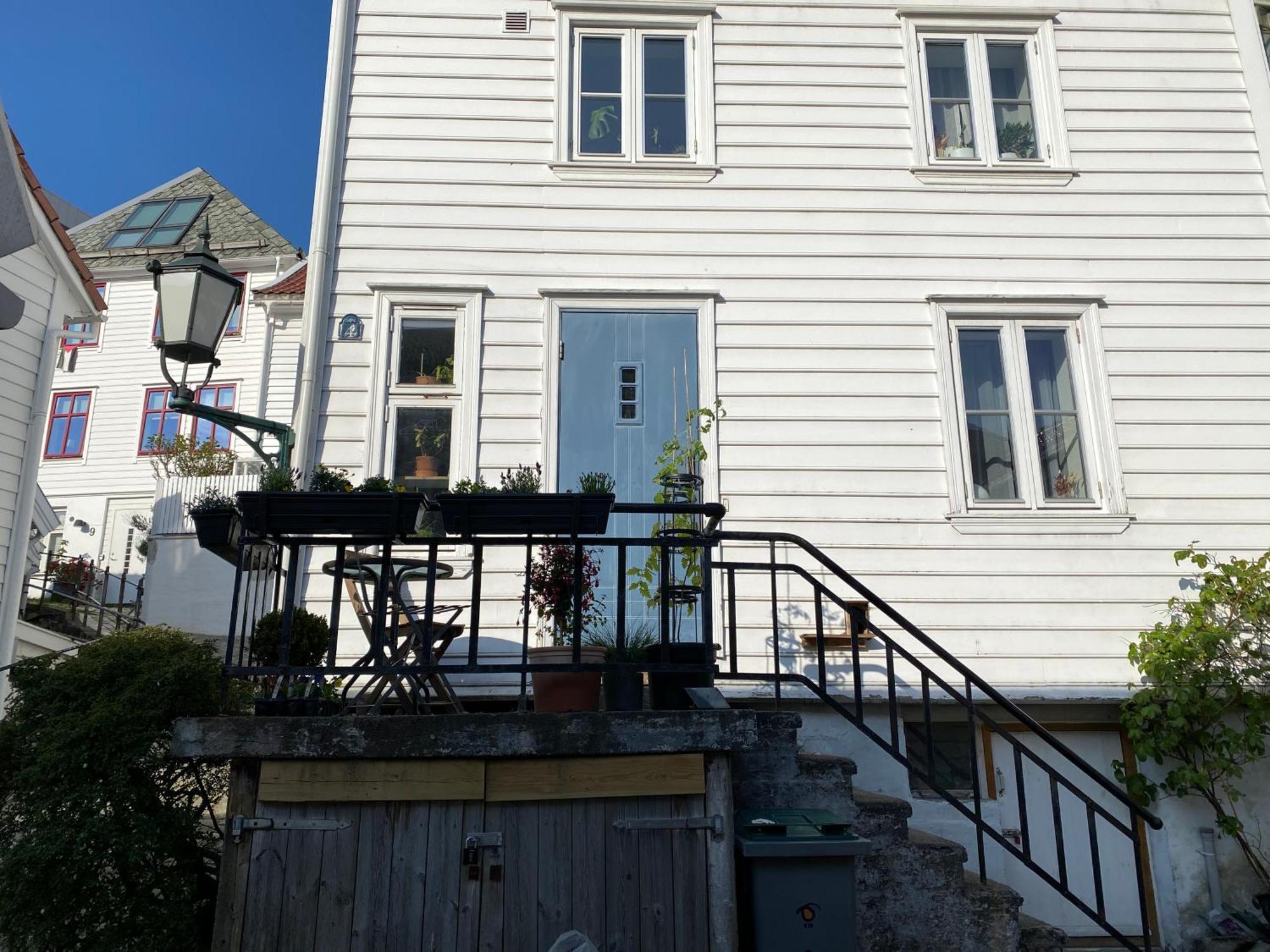Entire Renovated Apartment From 1780 With Kitchen, Bath, Bedroom, And Living Room In Skuteviken ベルゲン エクステリア 写真