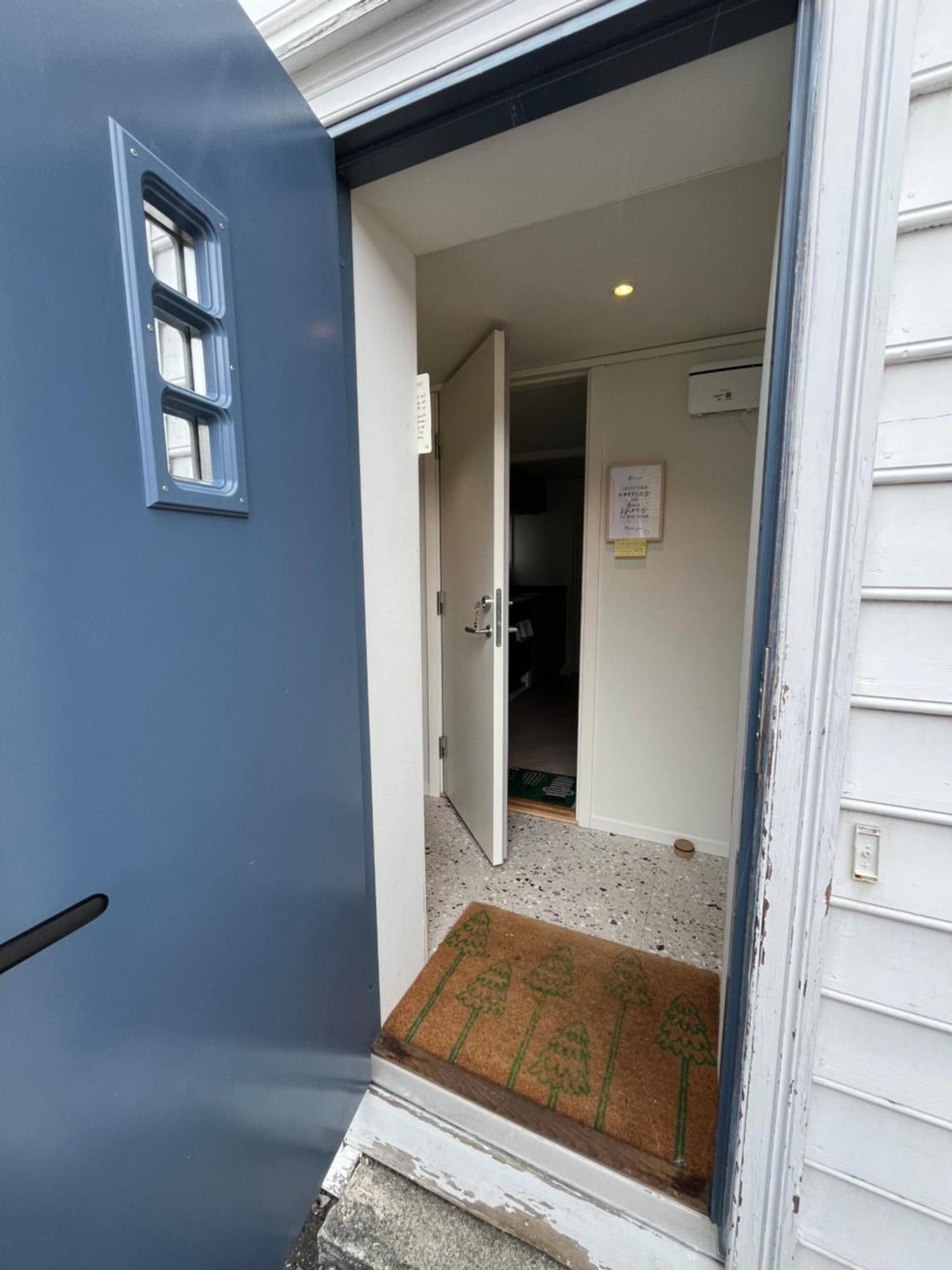 Entire Renovated Apartment From 1780 With Kitchen, Bath, Bedroom, And Living Room In Skuteviken ベルゲン エクステリア 写真